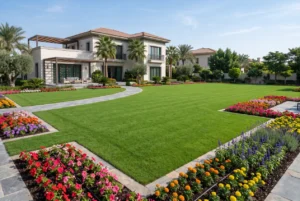 مسطحات خضراء من الثيل الطبيعي المميز محاطة بزهور ملونة وتصميم حديقة متناسق