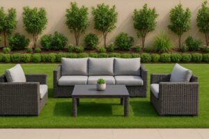 جلسة خارجية حديثة بأثاث خوص صناعي في حديقة صباح السالم