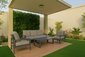 جلسة خارجية حديثة في حديقة منزلية بالفروانية مع أرائك مريحة وأرضية خشبية مزينة بالنباتات