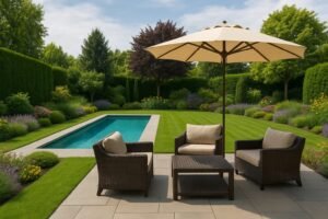 جلسة خارجية أنيقة بجانب مسبح داخل حديقة منزلية منسقة