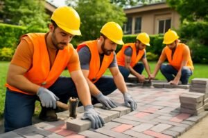 فريق تركيب البلاط المتداخل في حديقة منزل بالكويت