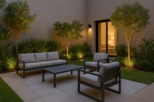 جلسة خارجية أنيقة في حديقة منزلية