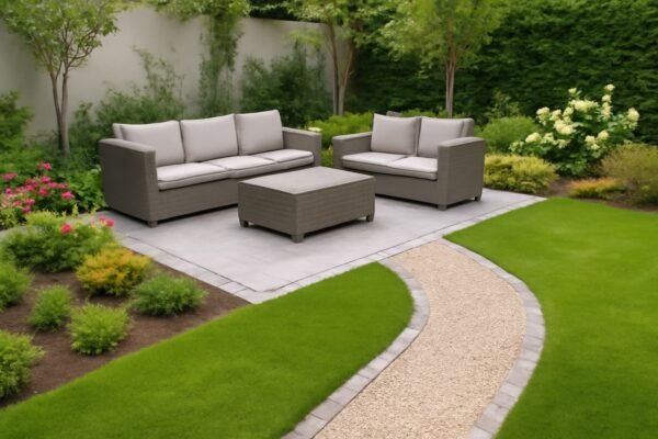 حديقة منزلية مزخرفة مع جلسات خارجية مريحة