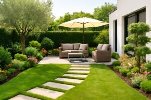 حديقة منزلية مجهزة بجلسات مريحة ومسارات مصممة بعناية