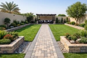 حديقة بالعارضية بتقسيم عملي مع ممر إنترلوك وعشب وأحواض زراعة